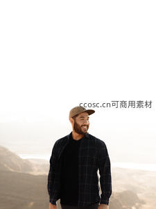 山巅之上微笑的旅行者