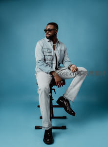 黑人男士蓝调背景下展现酷炫牛仔时尚