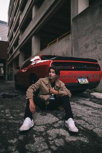 红车旁的街头青年写真