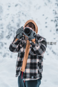 雪地中的摄影师专注拍摄