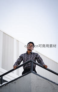 高楼阳台上的自信青年