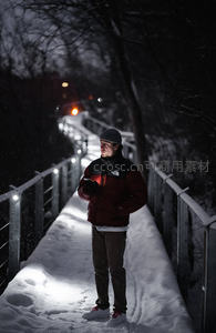 雪夜桥上沉思的行人