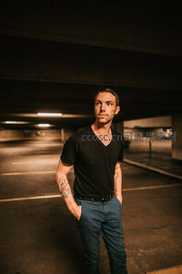 纹身男子深夜停车场沉思伫立