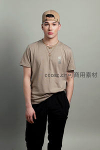 简约风青年戴帽直视镜头