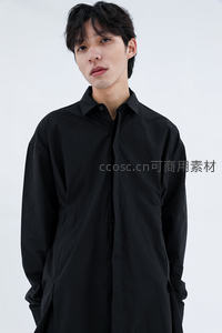 黑衣青年白衣背景下凝视镜头