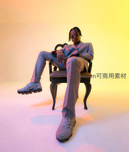 时尚男士坐姿写真，光影交错显个性