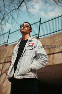 街头青年仰望天空，牛仔外套显潮流