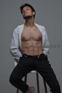 展露腹肌的男子坐高脚凳仰望
