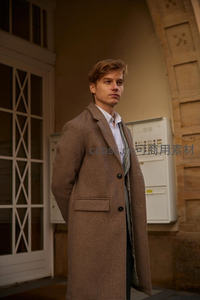 复古大衣青年街角回眸