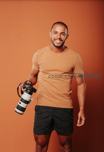 摄影师持相机微笑展示