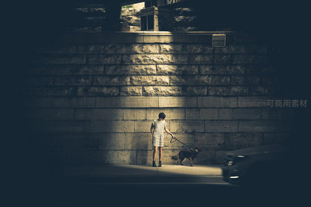 深夜街角人与犬，灯光剪影诉说都市温情
