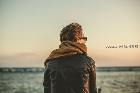 海边沉思者，皮衣围巾迎晚风