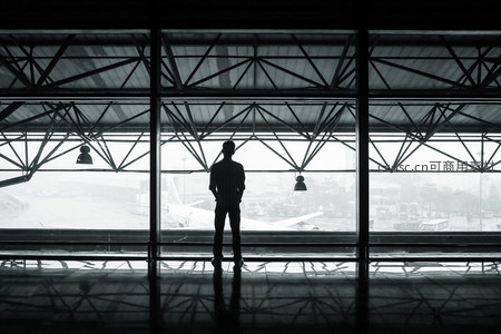 机场剪影中孤独旅人眺望远方