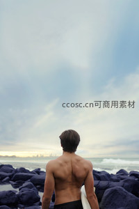 冲浪者背影眺望海岸天际