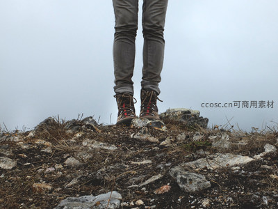 徒步鞋踏碎石路，雾锁山巅待启程