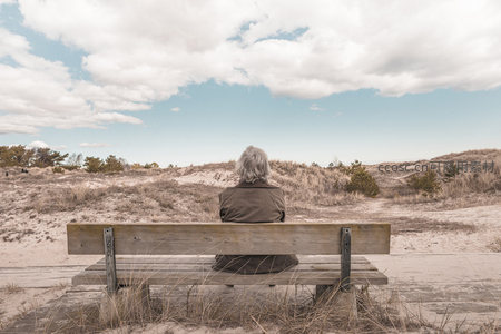 沙滩长椅上的静思背影