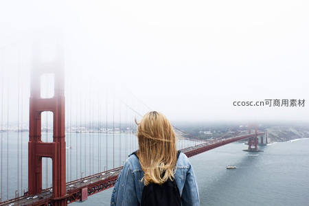 雾中金门大桥前游客驻足凝望