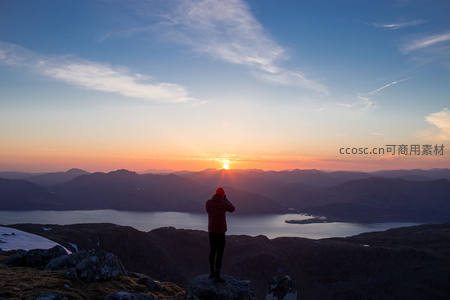 山巅日落时分，壮丽如画