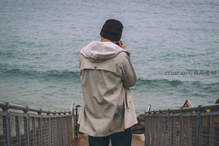海边栈道沉思男子背影