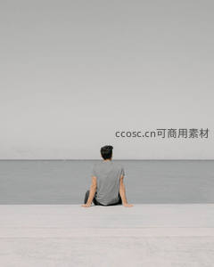 海边平台上的静坐者