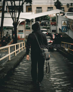雨后街头，独行者背影匆匆