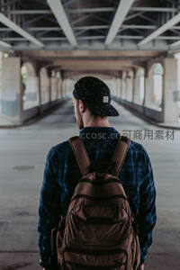 桥下旅人，背包行囊踏前路