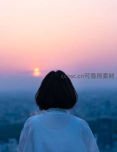 都市天台，少女静赏粉紫日落