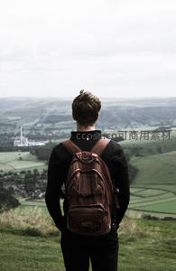 绿野之巅，背包客俯瞰田园风光