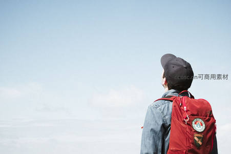 背包客仰望晴空开启旅程