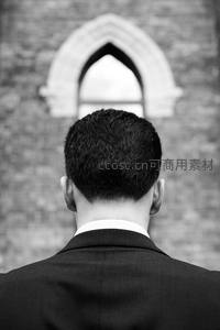 西装背影对古窗，黑白静谧显庄重