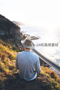 海岸悬崖上观海沉思