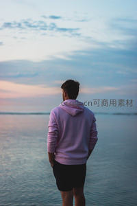 海边黄昏，少年静立凝望远方海平线