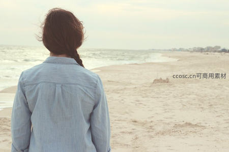 海边背影凝望远方的宁静时刻