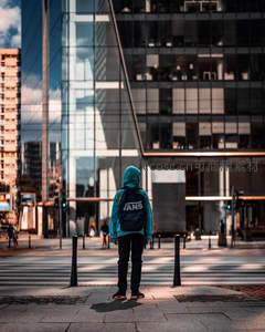 都市街头少年背影映玻璃幕墙