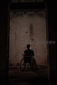 黑暗走廊中轮椅者的静默
