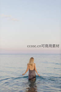海边女子背影，夕阳下的宁静时刻