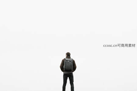 背包客孤独伫立，仰望无垠天空