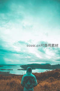 连帽衫青年凝望云海下的岛屿湖光山色