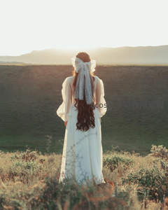 白裙少女伫立旷野迎接晨曦