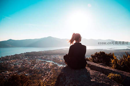 高处俯瞰湖城全景，阳光洒满山巅