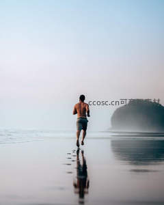 晨曦海滩奔跑者，倒影与远山共舞