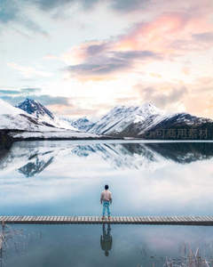 雪山湖泊静思者，木桥倒影如画境