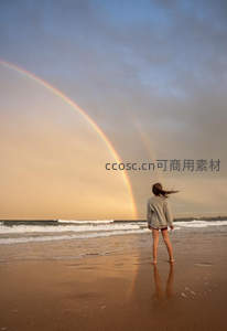 双彩虹下海边少女，风起发扬心飞扬