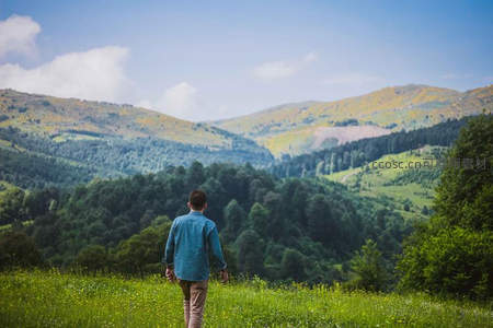 绿野山峦间，一人独行赏春光