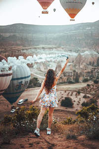 热气球山谷中的游客自拍