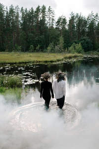 雾中湖畔携手同行，神秘情侣漫步水中央