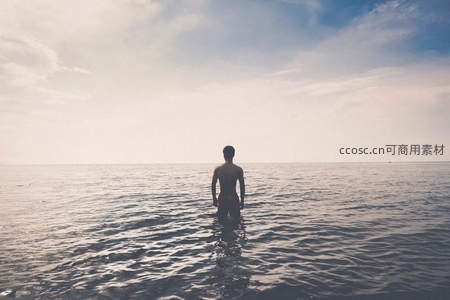 赤裸上身男子独自漫步无垠海面