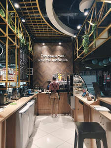 现代咖啡馆内员工忙碌身影