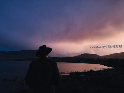 湖畔剪影凝望暮色山峦