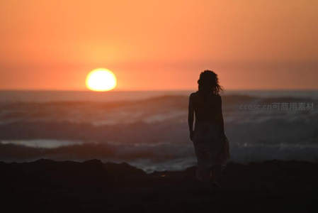 夕阳下的海岸剪影女神